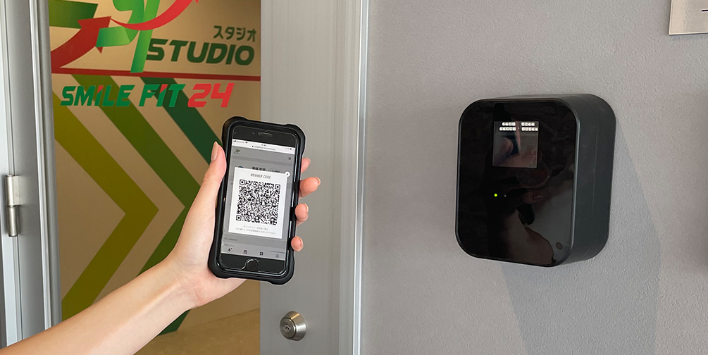 入口でセキュリティドアを開錠