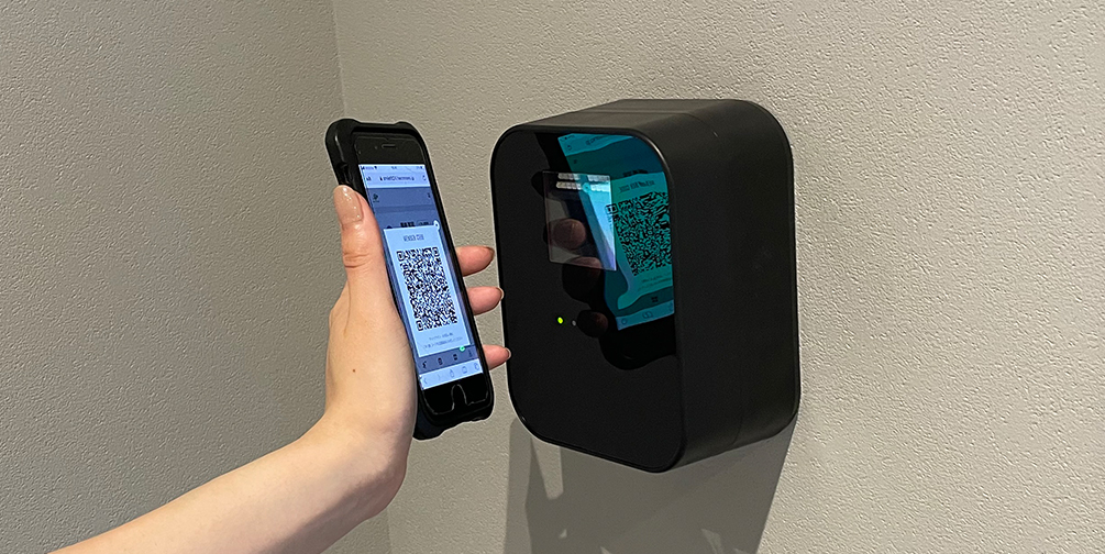 出口でセキュリティドアを開錠