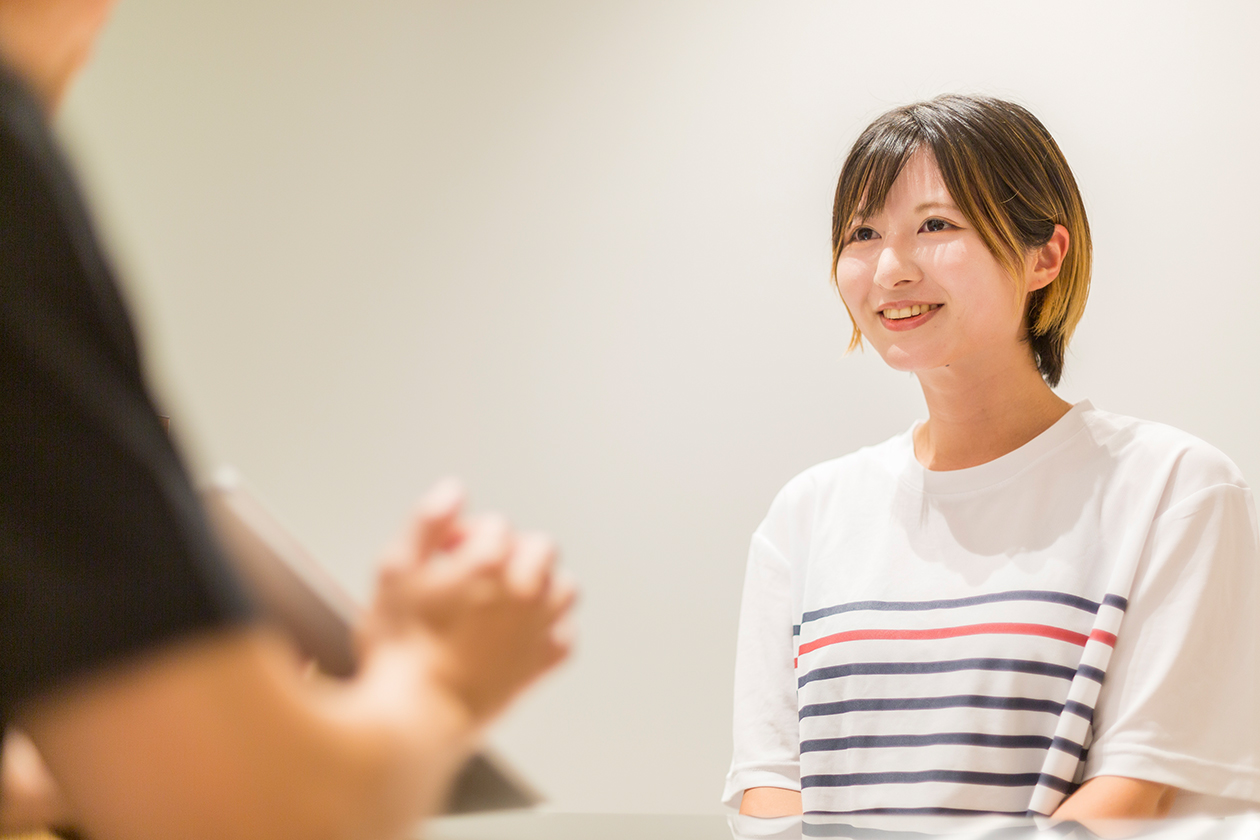 説明を受ける女性