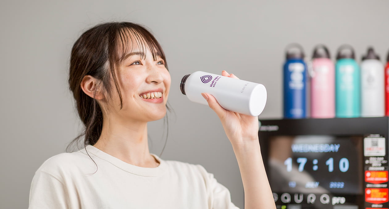 水素水を飲む女性