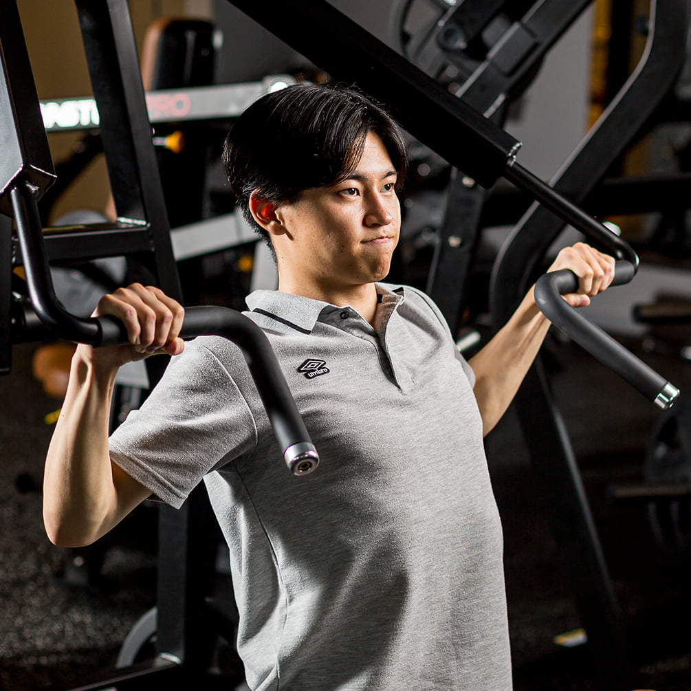 ダンベルを持つ女性