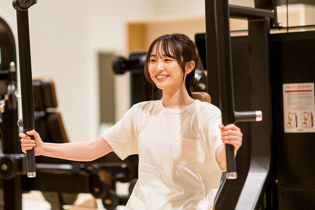 自転車トレーニングする女性