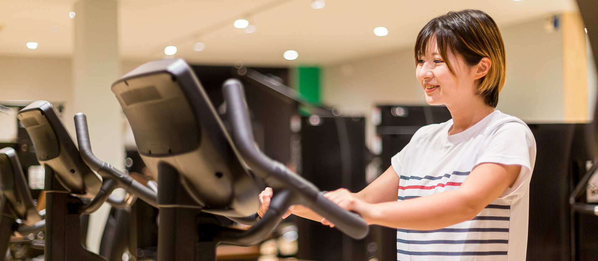 トレーニングする女性