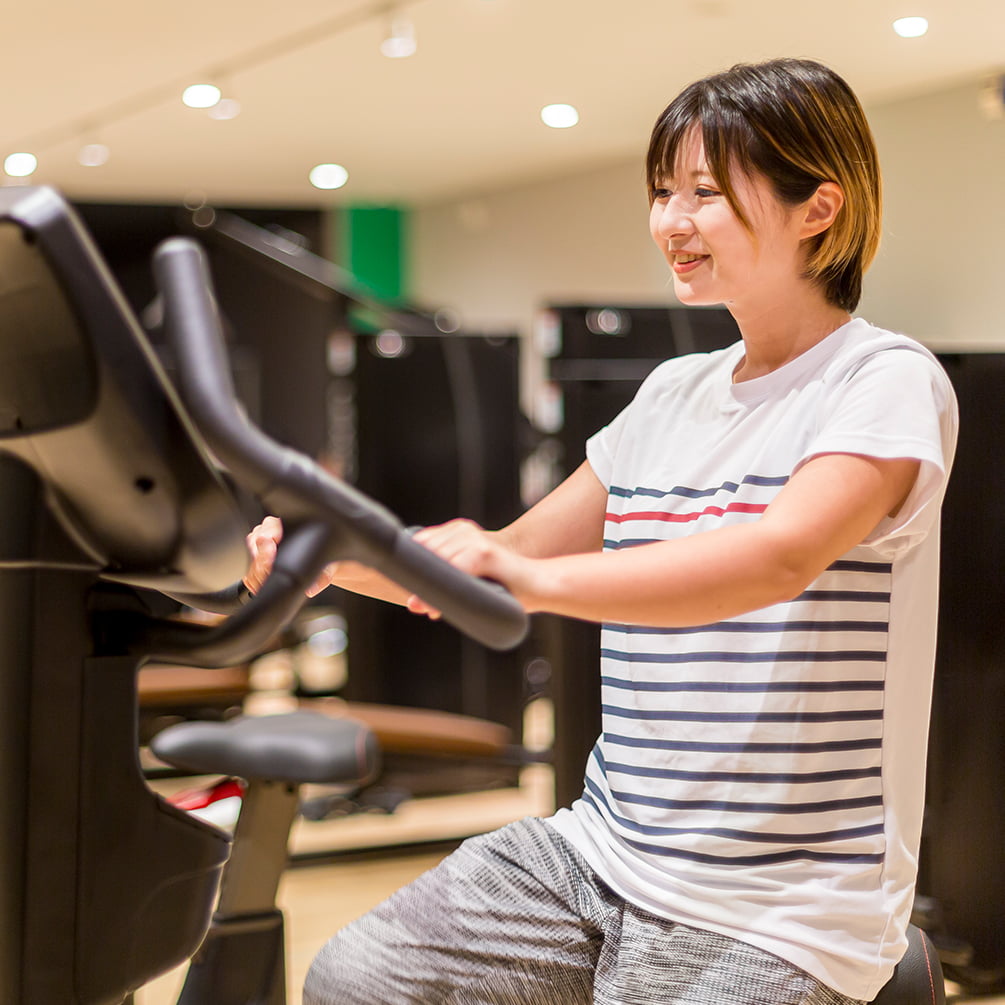 トレーニングする女性