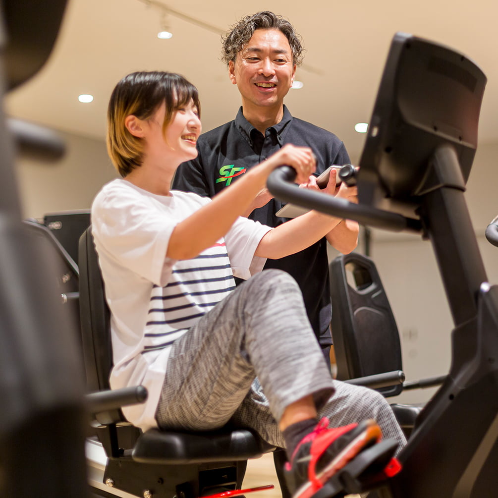 トレーニングする女性